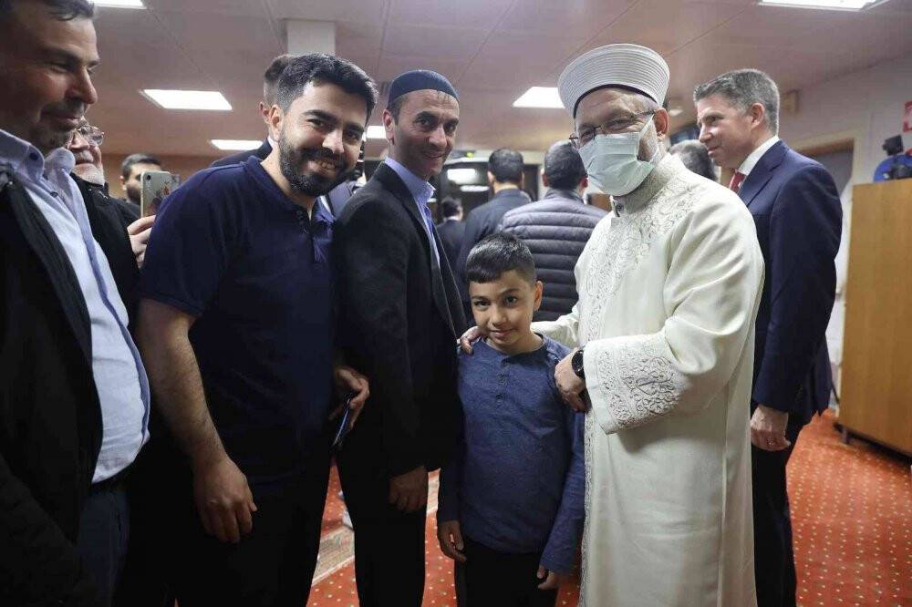 Diyanet İşleri Başkanı Erbaş, DİTİB Yunus Emre Camii’nde teravih namazı kıldırdı