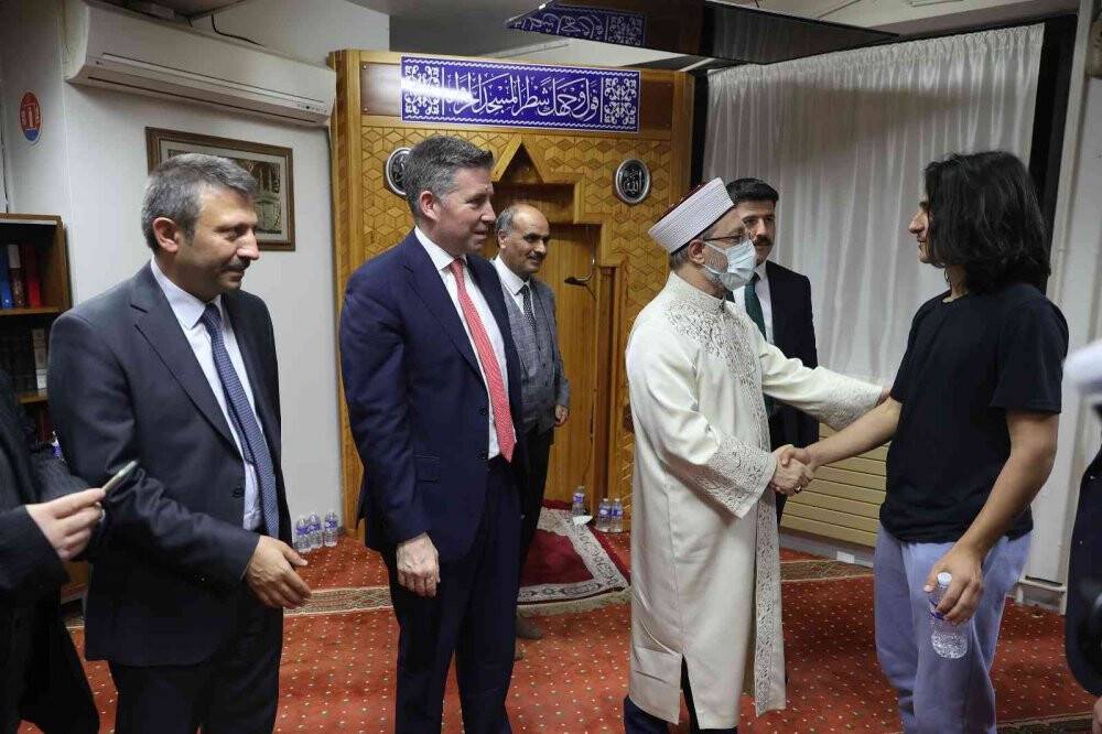 Diyanet İşleri Başkanı Erbaş, DİTİB Yunus Emre Camii’nde teravih namazı kıldırdı