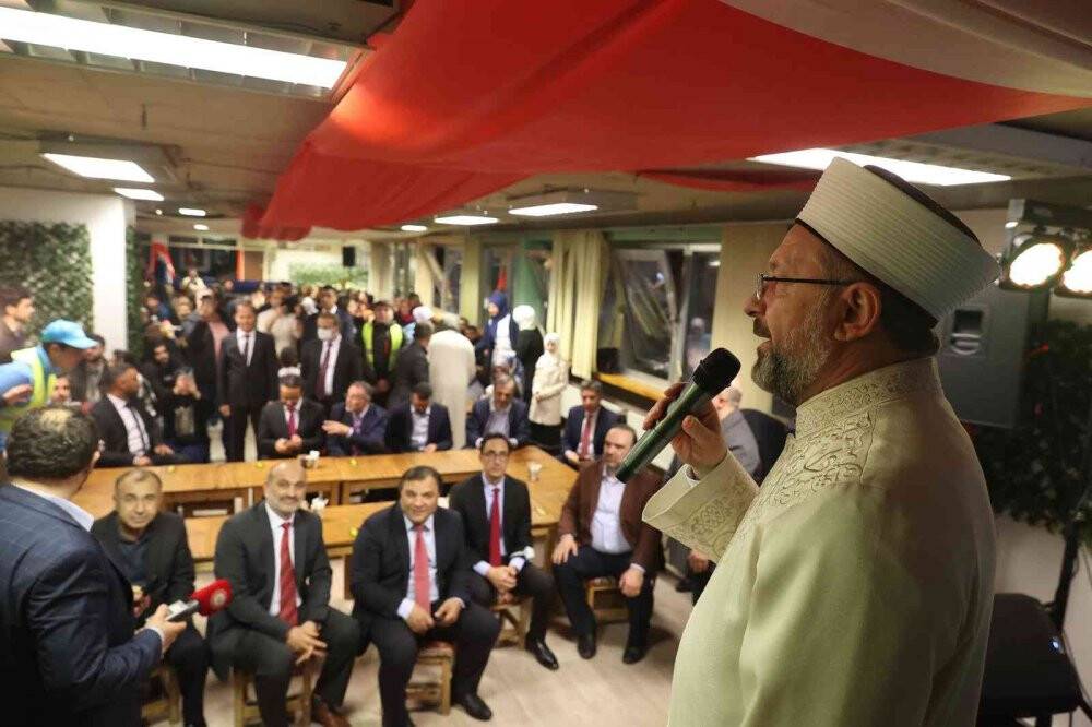 Diyanet İşleri Başkanı Erbaş, DİTİB Yunus Emre Camii’nde teravih namazı kıldırdı