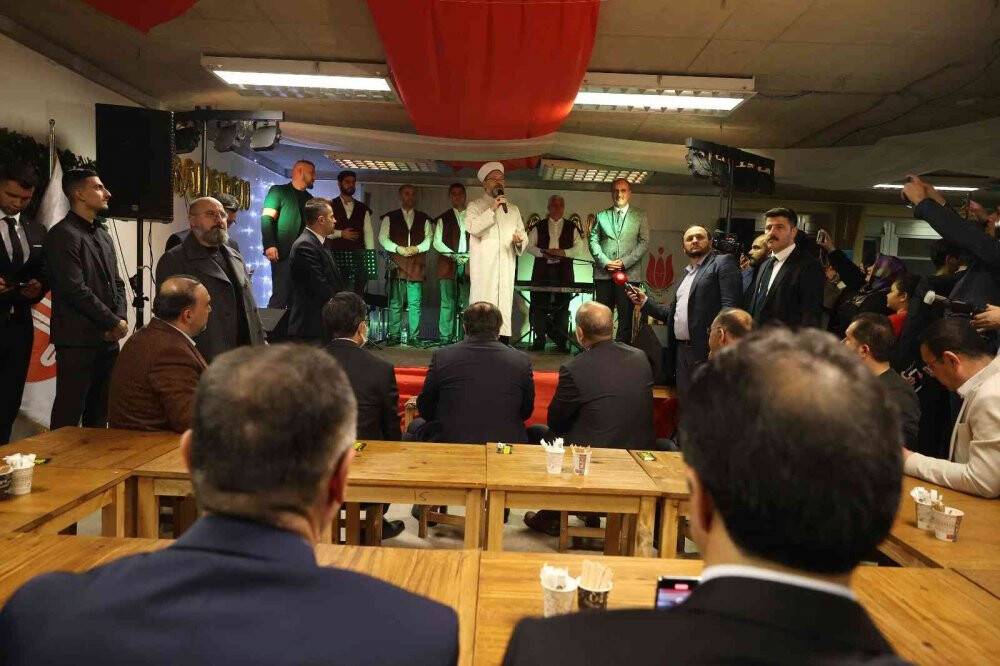 Diyanet İşleri Başkanı Erbaş, DİTİB Yunus Emre Camii’nde teravih namazı kıldırdı