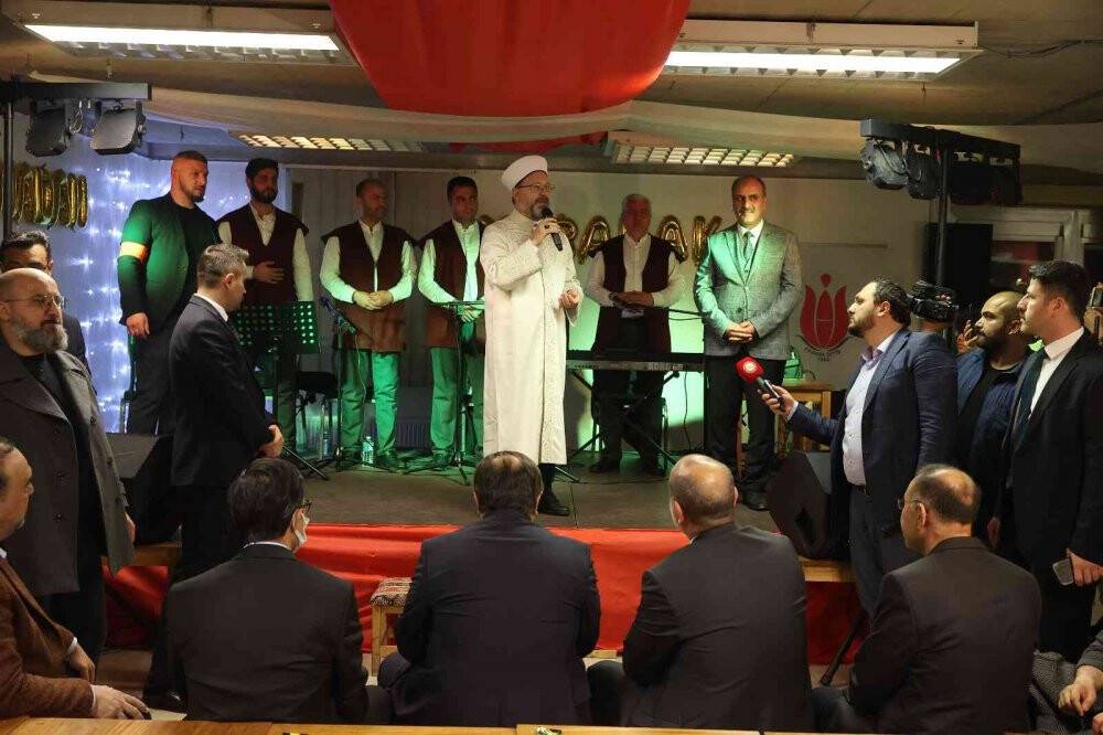 Diyanet İşleri Başkanı Erbaş, DİTİB Yunus Emre Camii’nde teravih namazı kıldırdı