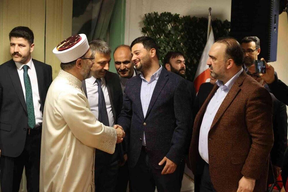 Diyanet İşleri Başkanı Erbaş, DİTİB Yunus Emre Camii’nde teravih namazı kıldırdı