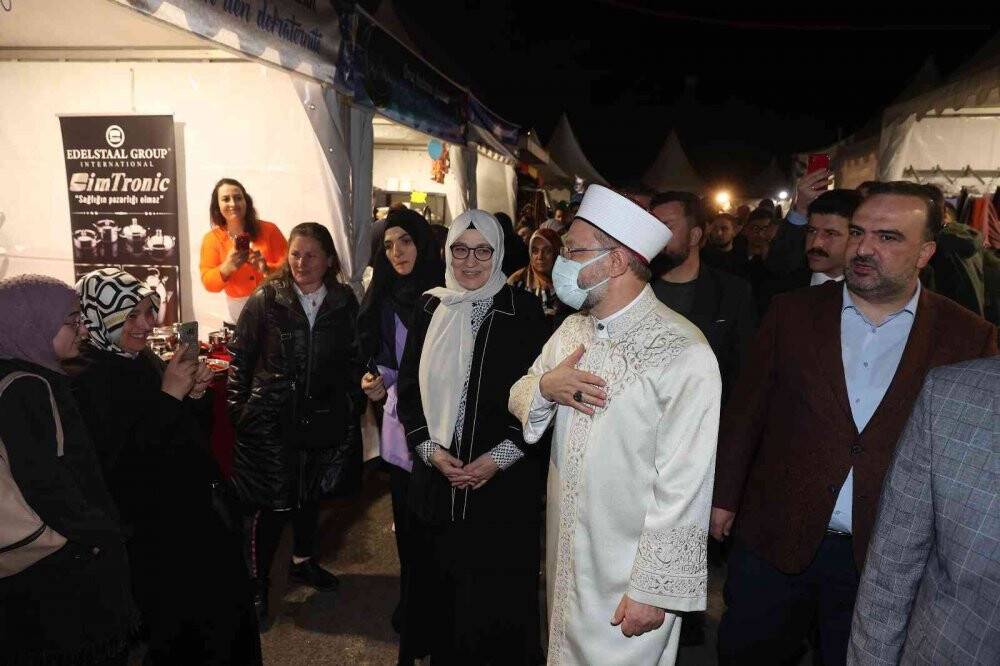 Diyanet İşleri Başkanı Erbaş, DİTİB Yunus Emre Camii’nde teravih namazı kıldırdı