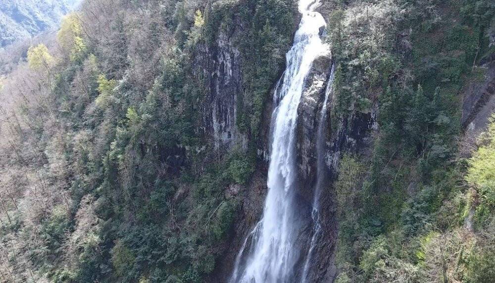 Eriyen karlarla birlikte tabiat harikası Mençuna şelalesi coştu