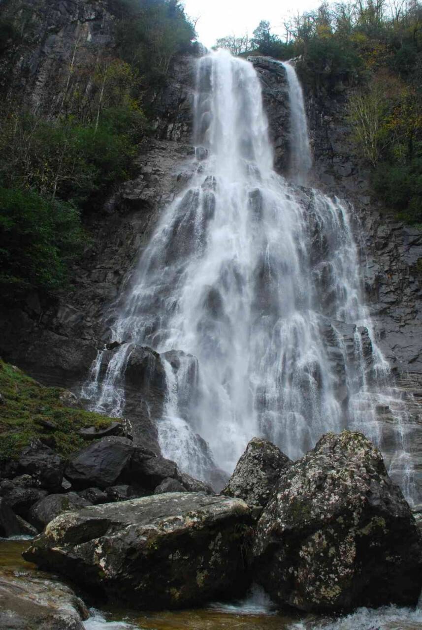 Eriyen karlarla birlikte tabiat harikası Mençuna şelalesi coştu