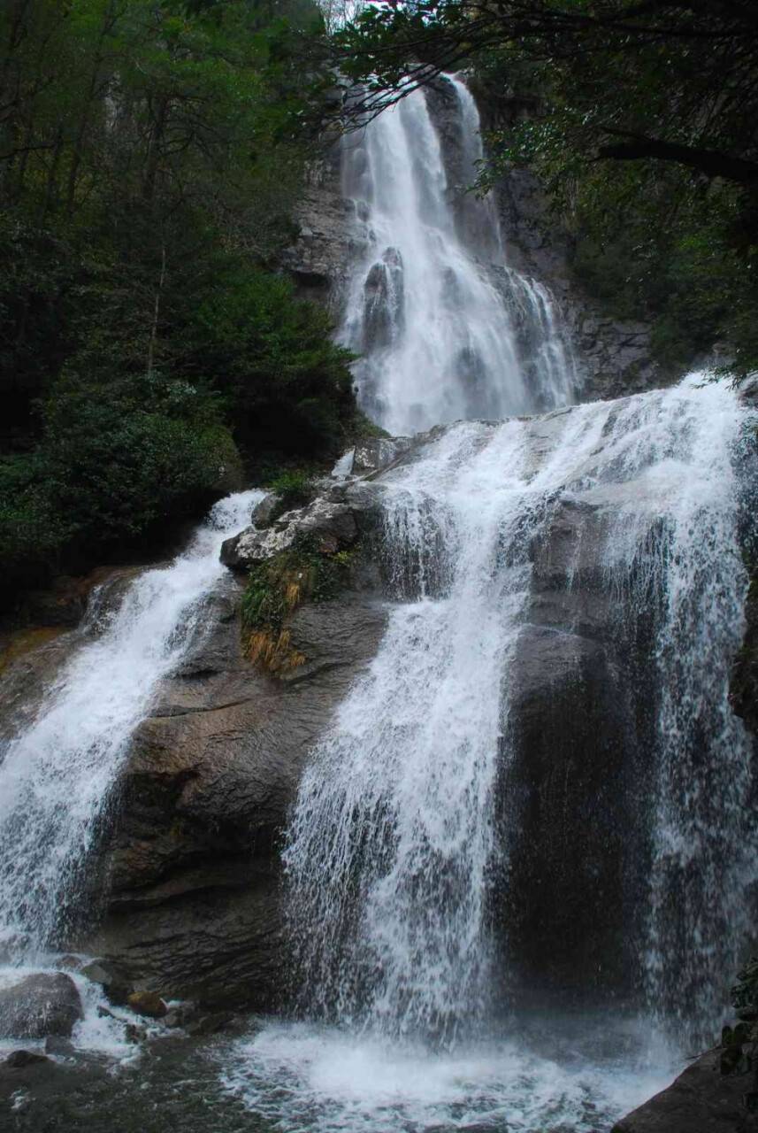 Eriyen karlarla birlikte tabiat harikası Mençuna şelalesi coştu