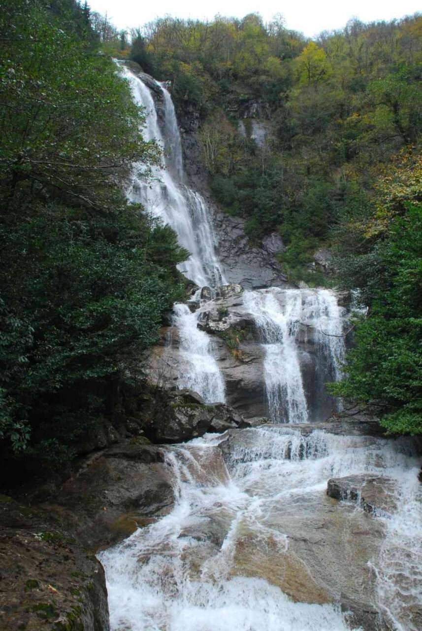 Eriyen karlarla birlikte tabiat harikası Mençuna şelalesi coştu