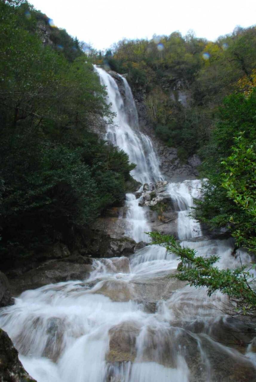 Eriyen karlarla birlikte tabiat harikası Mençuna şelalesi coştu
