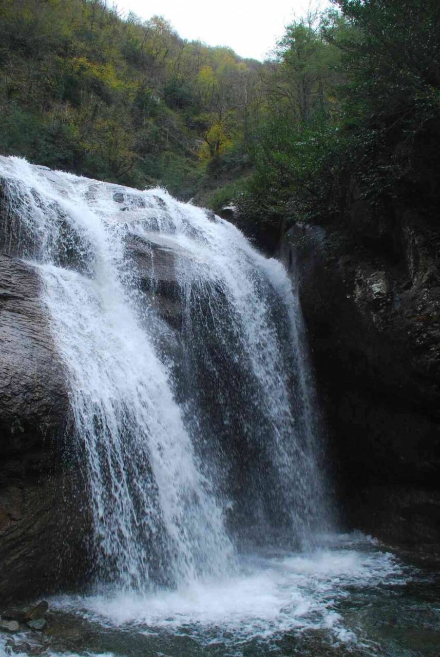 Eriyen karlarla birlikte tabiat harikası Mençuna şelalesi coştu