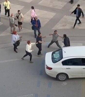 Eşinin memleketini tanımak isteyen gurbetçi, trafik magandalarının kurbanı oldu