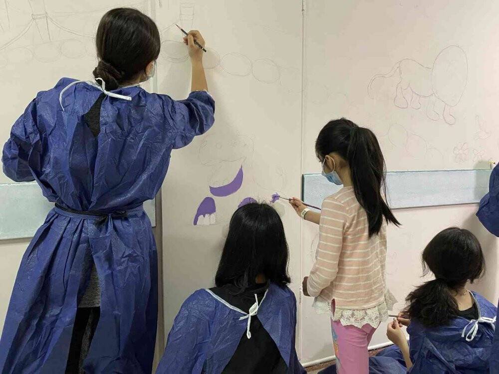 Hastanede tedavi gören çocuklar, hastane duvarını tuvale dönüştürdü