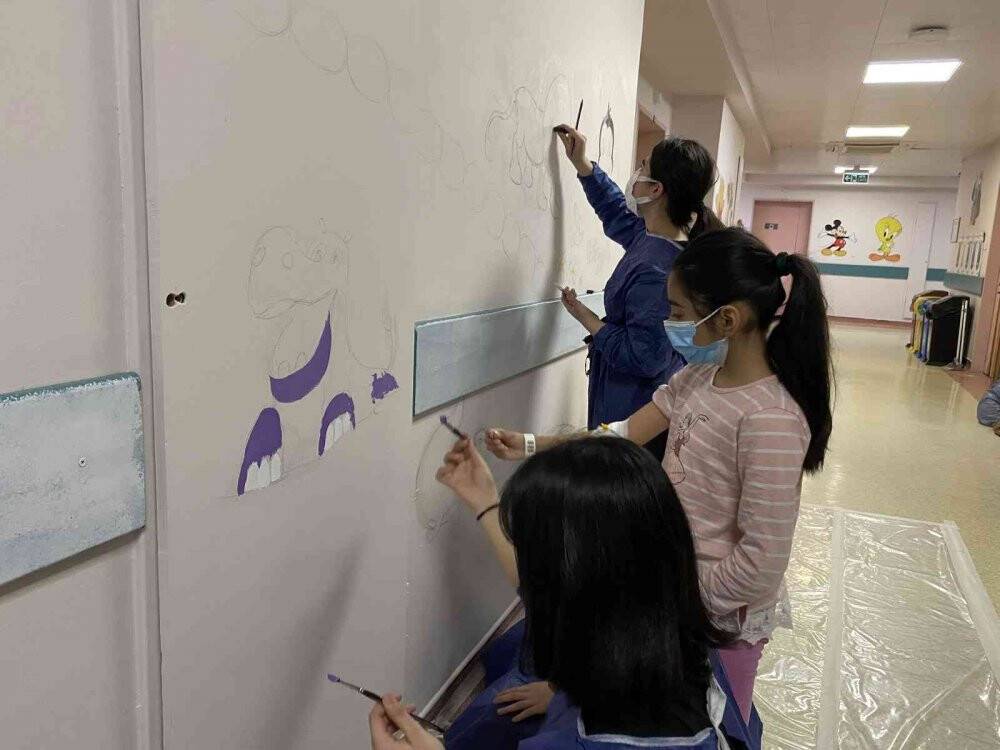 Hastanede tedavi gören çocuklar, hastane duvarını tuvale dönüştürdü