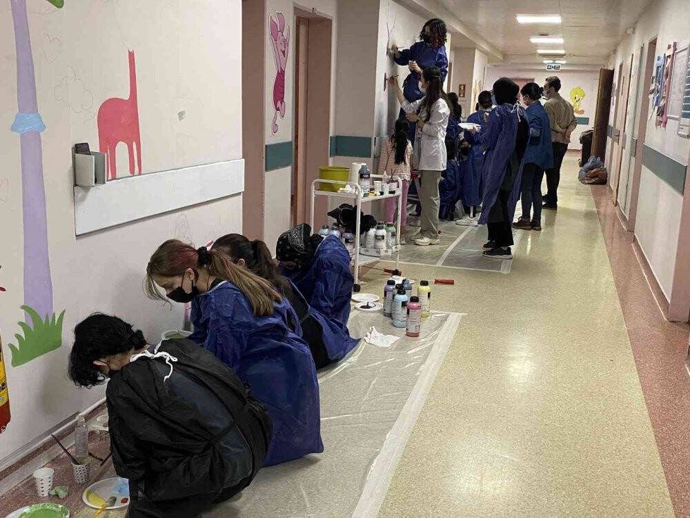 Hastanede tedavi gören çocuklar, hastane duvarını tuvale dönüştürdü