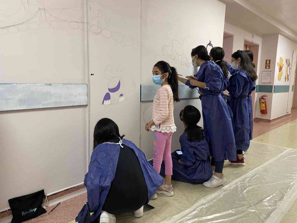 Hastanede tedavi gören çocuklar, hastane duvarını tuvale dönüştürdü