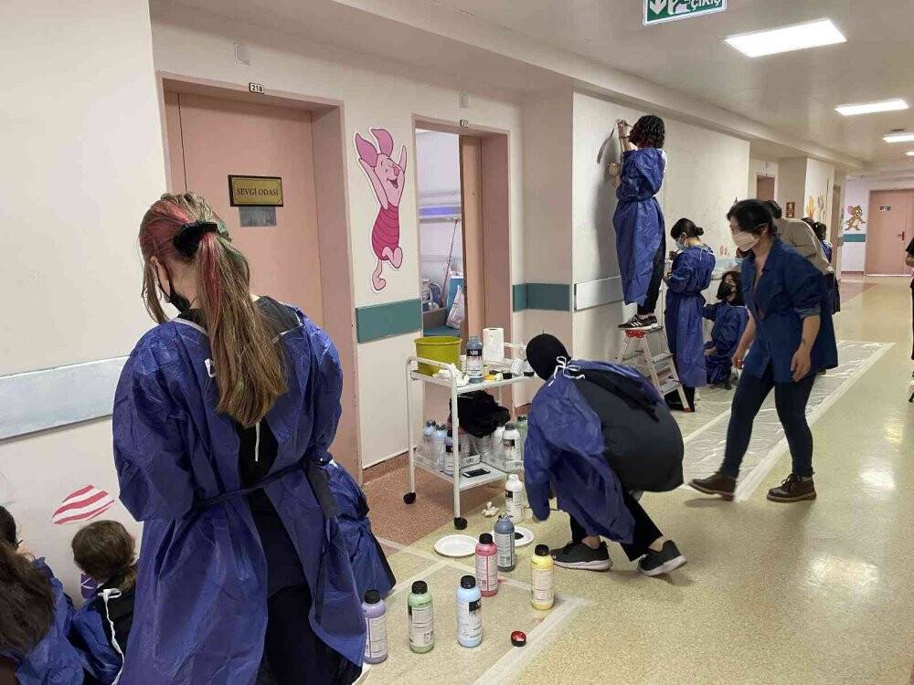 Hastanede tedavi gören çocuklar, hastane duvarını tuvale dönüştürdü