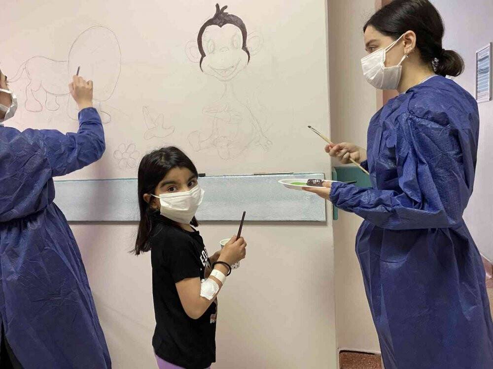 Hastanede tedavi gören çocuklar, hastane duvarını tuvale dönüştürdü