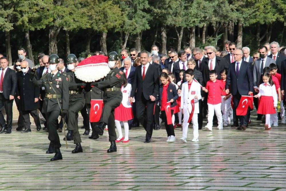 Milli Eğitim Bakanı Özer, 23 Nisan Ulusal Egemenlik ve Çocuk Bayramı dolayısıyla Anıtkabir’de