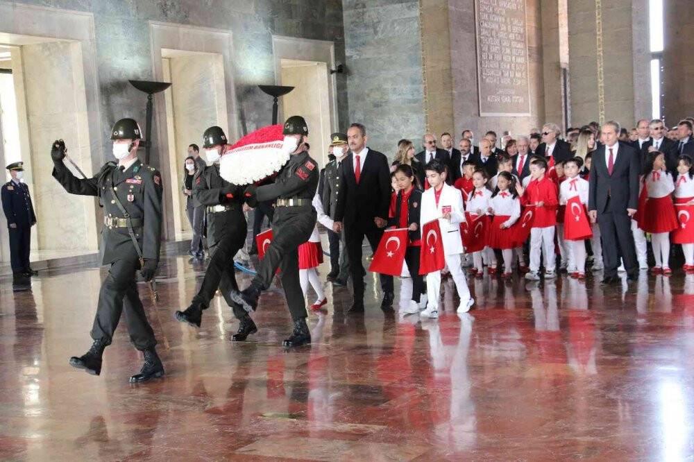 Milli Eğitim Bakanı Özer, 23 Nisan Ulusal Egemenlik ve Çocuk Bayramı dolayısıyla Anıtkabir’de