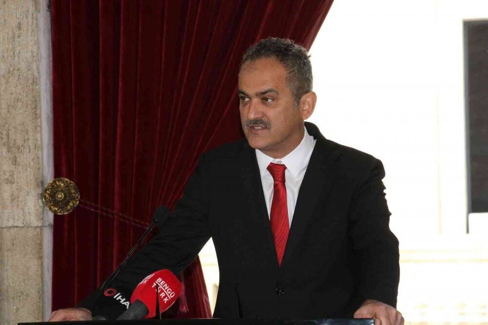 Milli Eğitim Bakanı Özer, 23 Nisan Ulusal Egemenlik ve Çocuk Bayramı dolayısıyla Anıtkabir’de