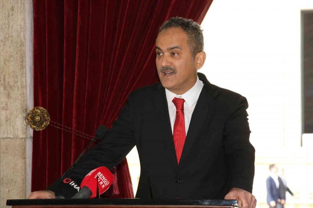 Milli Eğitim Bakanı Özer, 23 Nisan Ulusal Egemenlik ve Çocuk Bayramı dolayısıyla Anıtkabir’de