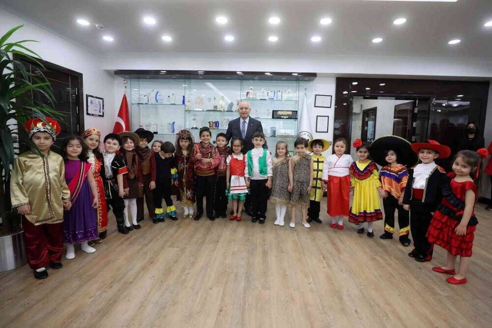 Minikler 11 ülkenin kıyafetlerini giydi