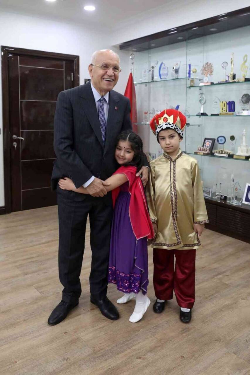 Minikler 11 ülkenin kıyafetlerini giydi