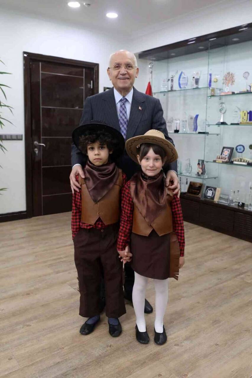 Minikler 11 ülkenin kıyafetlerini giydi