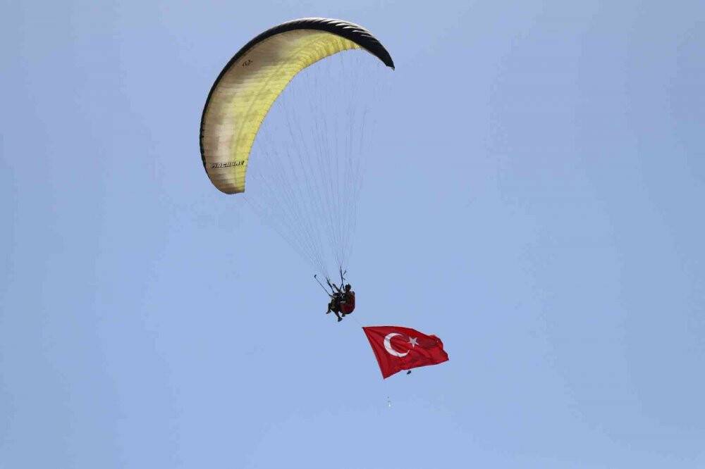 Rus ve Ukraynalı çocuklar bayraklarla ‘Savaşa hayır’ diyerek havalandı