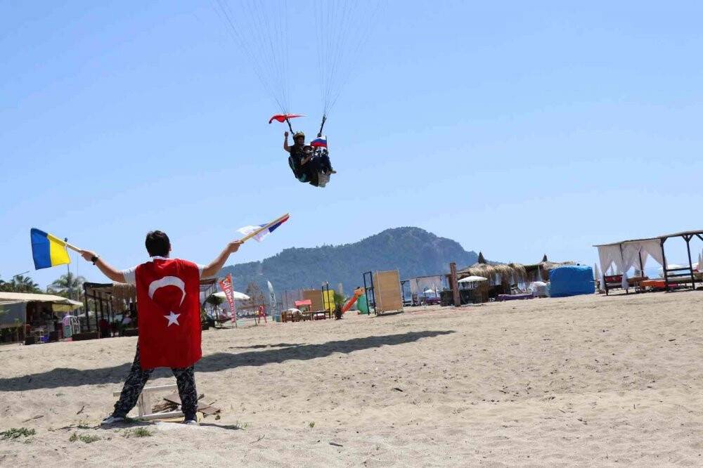 Rus ve Ukraynalı çocuklar bayraklarla ‘Savaşa hayır’ diyerek havalandı