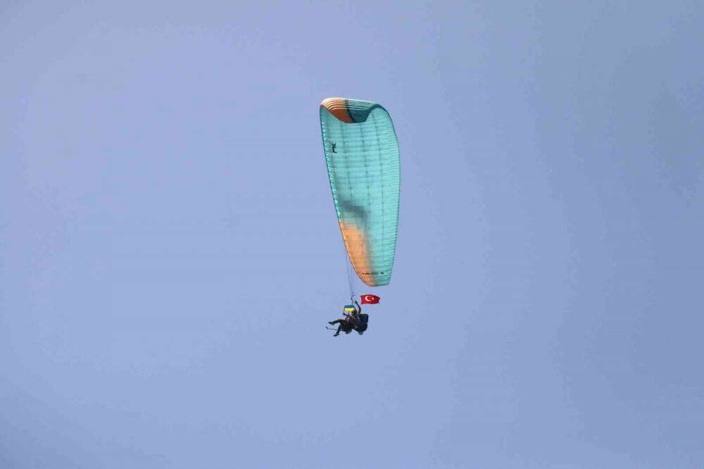 Rus ve Ukraynalı çocuklar bayraklarla ‘Savaşa hayır’ diyerek havalandı