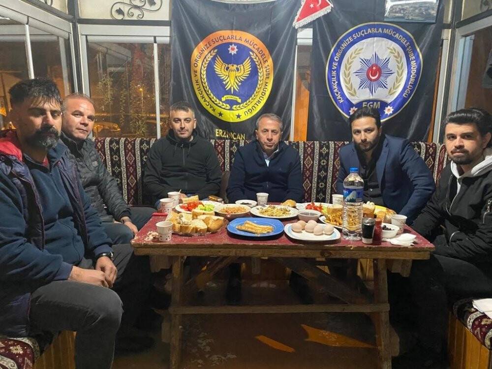 Sahuru uygulama noktasında görevli polislerle yaptı