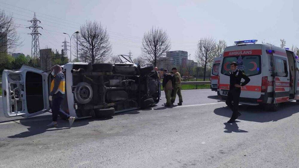 Basın Ekspres’te minibüs takla attı: 2 yaralı