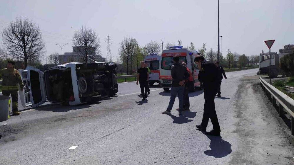 Basın Ekspres’te minibüs takla attı: 2 yaralı