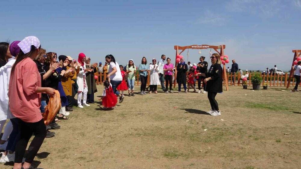 Çilek tarlasında çocuklarla hasat şenliği