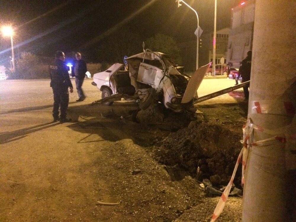 Işık ihlali yapan kamyon otomobili hurdaya çevirdi