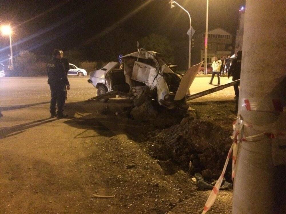 Işık ihlali yapan kamyon otomobili hurdaya çevirdi