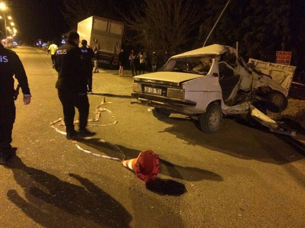 Işık ihlali yapan kamyon otomobili hurdaya çevirdi