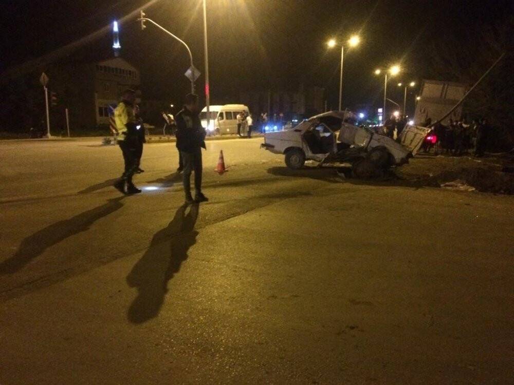 Işık ihlali yapan kamyon otomobili hurdaya çevirdi