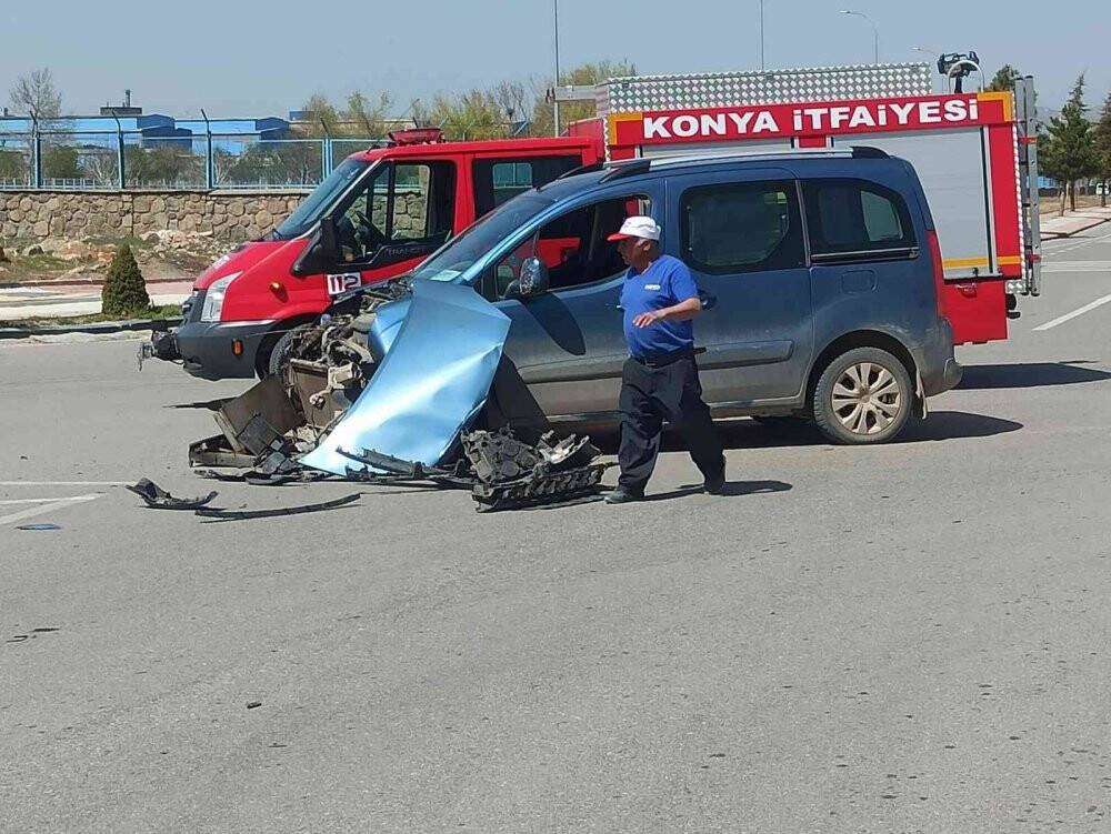 Konya’da hafif ticari araç ile otomobil çarpıştı