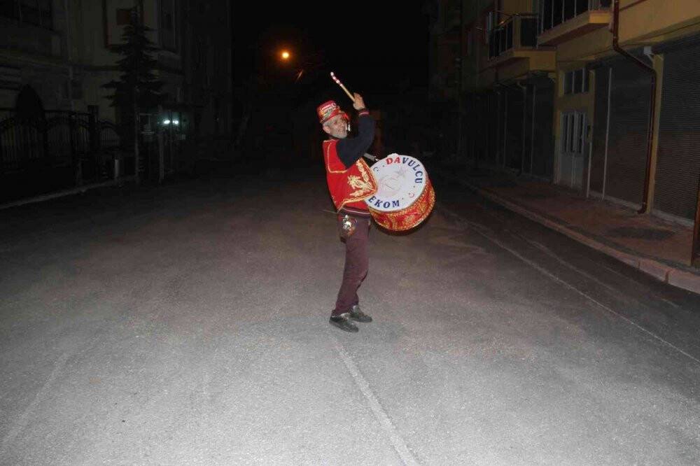 Konyalı davulcu, 36 yıldır mahalle sakinlerini isimleriyle sahura kaldırıyor