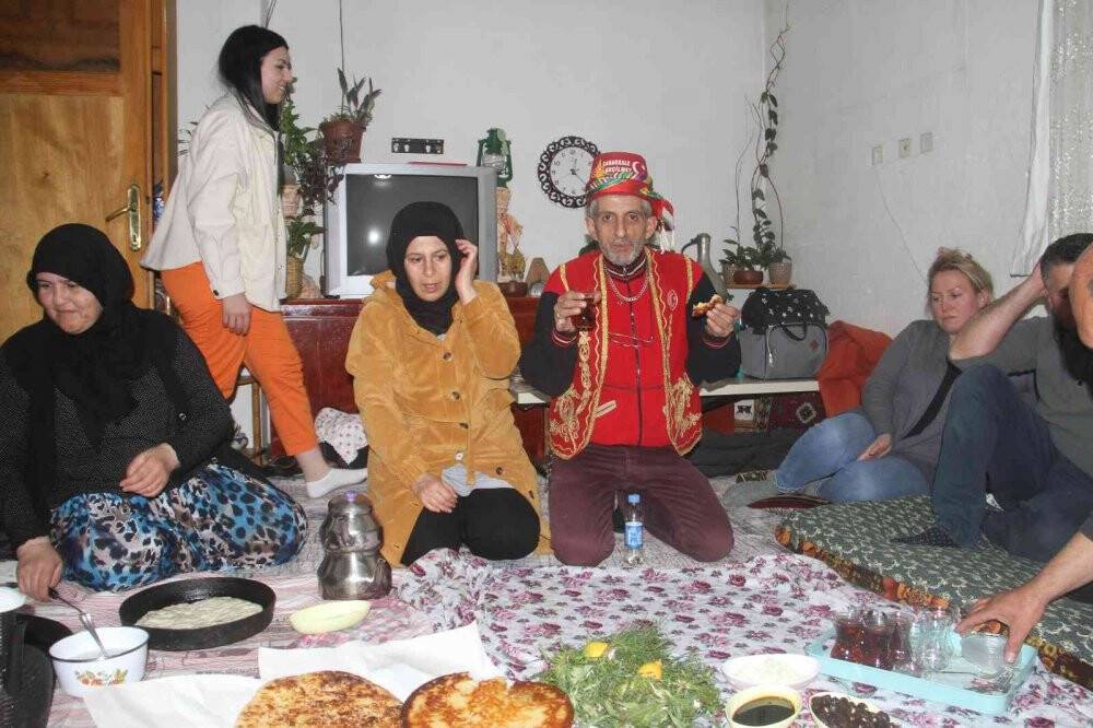 Konyalı davulcu, 36 yıldır mahalle sakinlerini isimleriyle sahura kaldırıyor