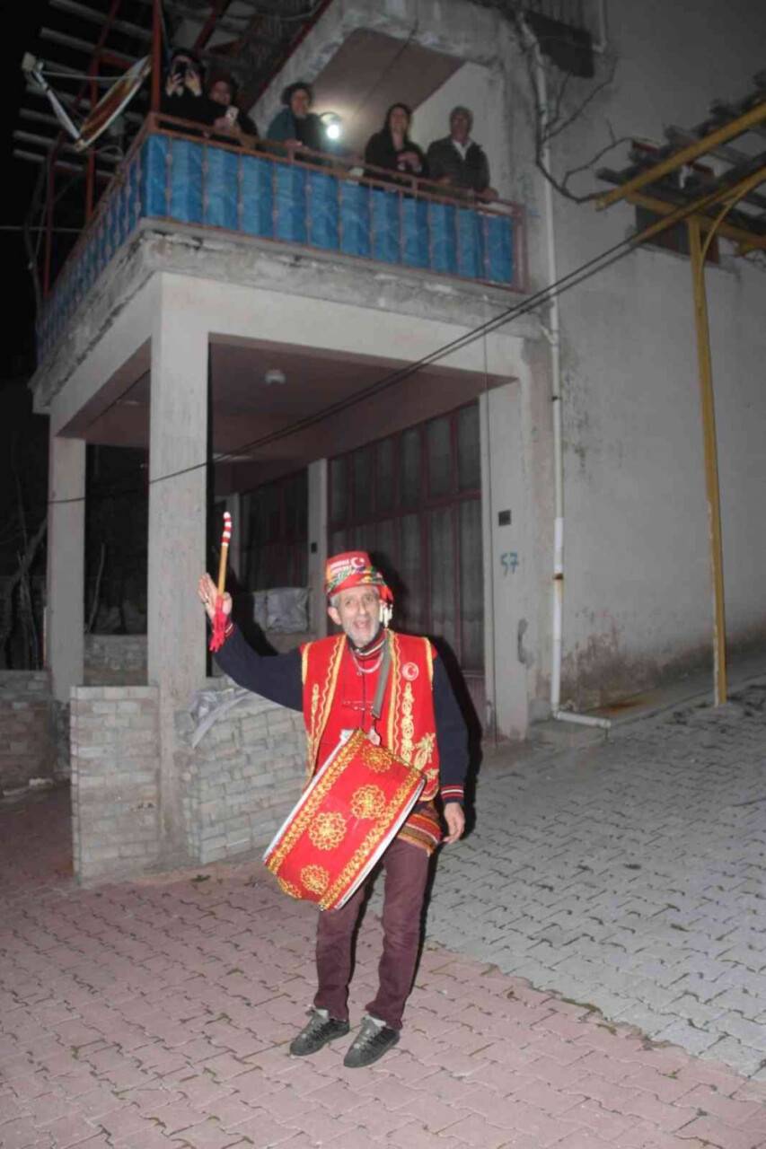 Konyalı davulcu, 36 yıldır mahalle sakinlerini isimleriyle sahura kaldırıyor