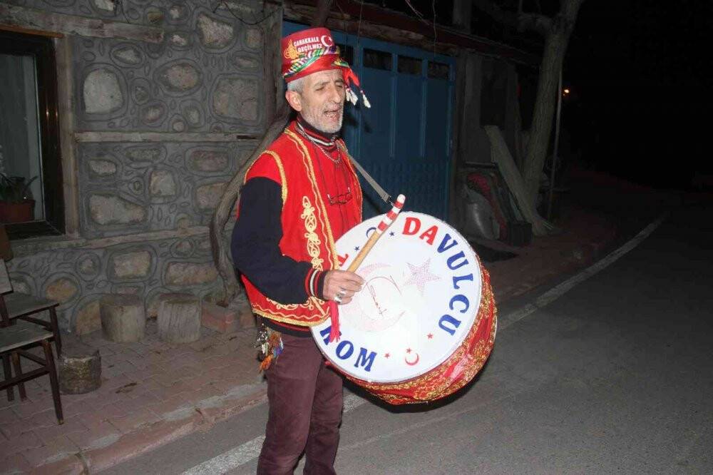 Konyalı davulcu, 36 yıldır mahalle sakinlerini isimleriyle sahura kaldırıyor