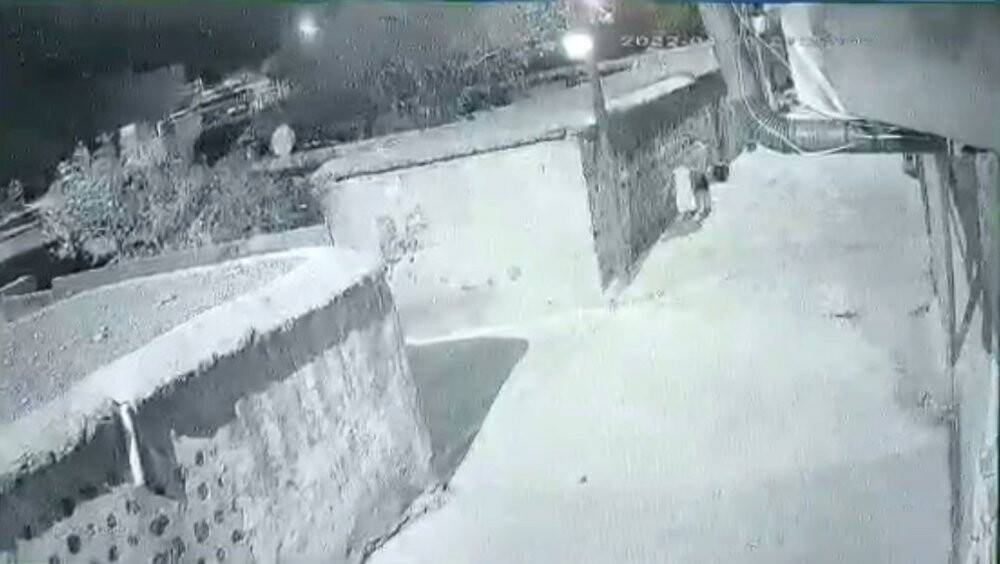 Sokaktaki yangın vanası çalındı