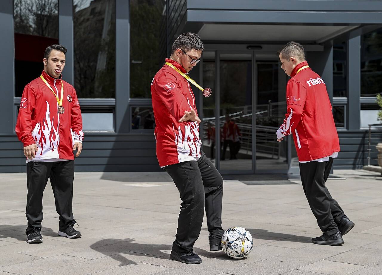 aa-20220425-27670966-27670944-futsalda-dunya-ucuncusu-ozel-sporcular-basarinin-gururunu-yasiyor.jpg