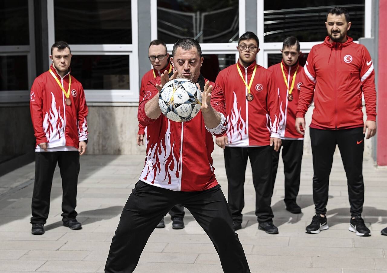 aa-20220425-27670966-27670946-futsalda-dunya-ucuncusu-ozel-sporcular-basarinin-gururunu-yasiyor.jpg
