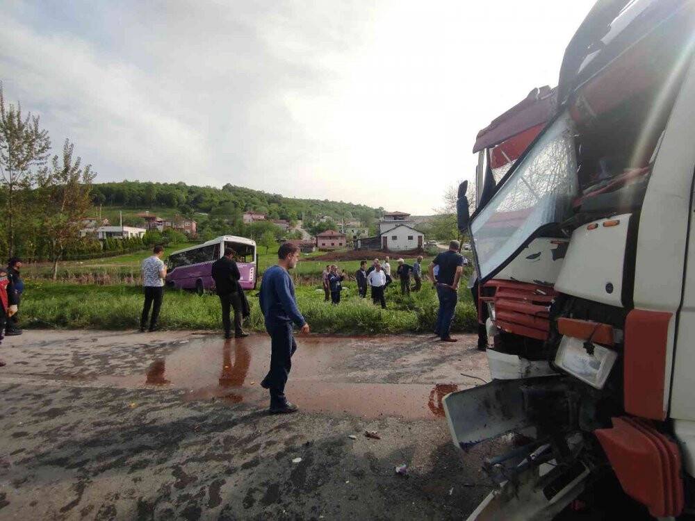 Kamyon ile otobüs çarpıştı, çok sayıda yaralı olduğu öğrenildi