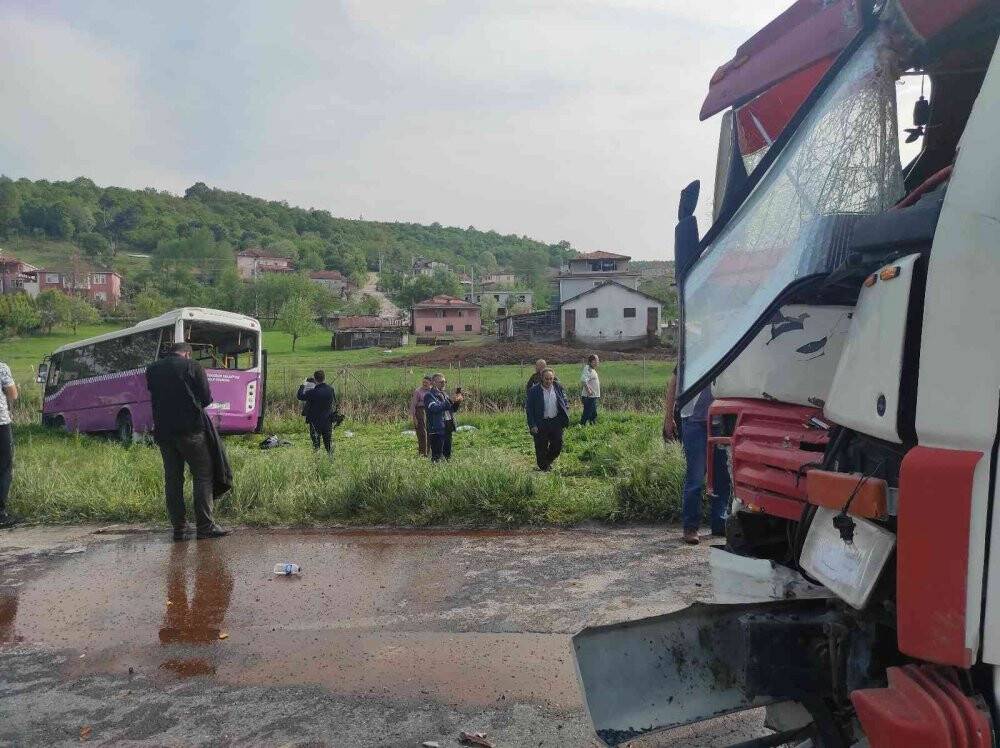Kamyon ile otobüs çarpıştı, çok sayıda yaralı olduğu öğrenildi