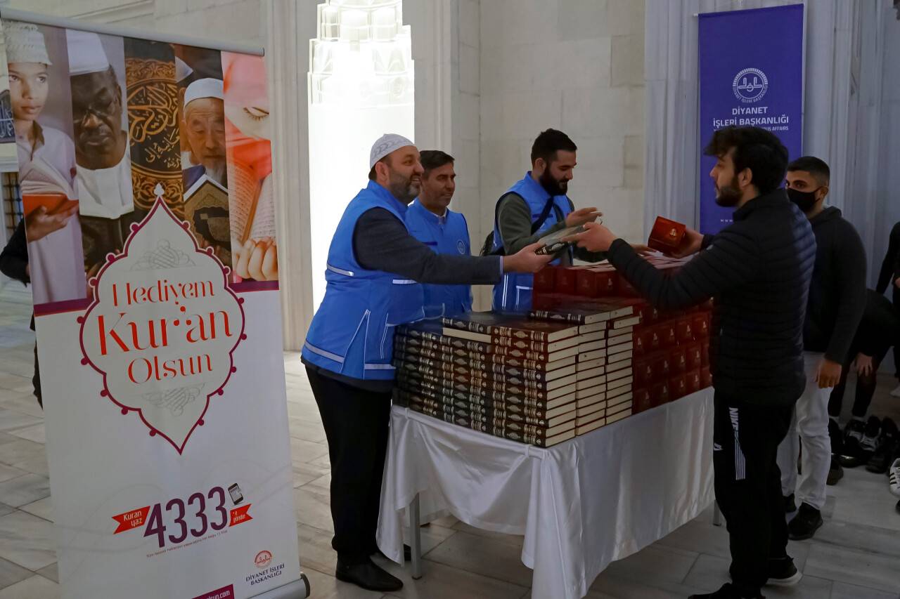 aa-20220426-27678977-27678971-turkiye-diyanet-vakfi-500-bin-kisiye-kurani-kerim-ulastiracak.jpg