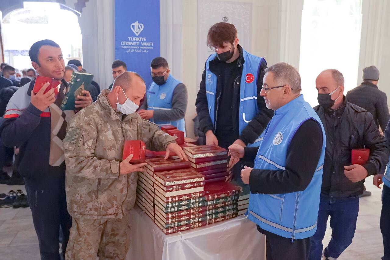 aa-20220426-27678977-27678972-turkiye-diyanet-vakfi-500-bin-kisiye-kurani-kerim-ulastiracak.jpg